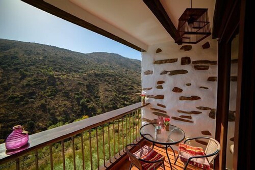 Romantic Rural Cottage with JACUZZI Private for 2 people. C. UPSIDE DOWN