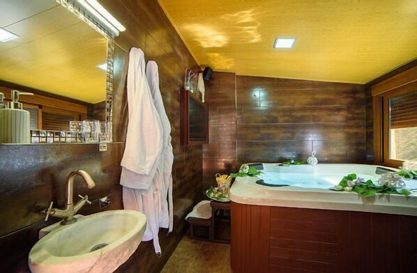 Shower, jetted tub, hair dryer, towels - Romantic Rural Cottage with JACUZZI Private for 2 people. C. UPSIDE DOWN (Laroya)
