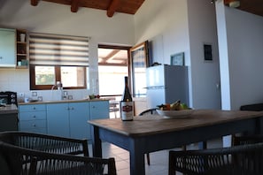 Wasserkocher mit Kaffee-/Teezubehör, Kühlschrank, Mikrowelle, Ofen