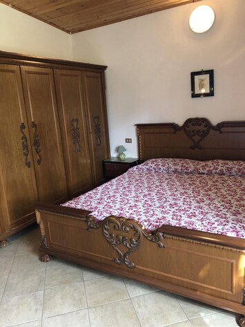 camera da letto (17 mq.) lato sinistro