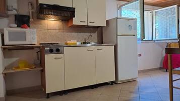 Refrigerador, microondas, placa de cocina, cafetera/tetera