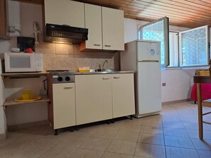 Refrigerador, microondas, placa de cocina, cafetera/tetera