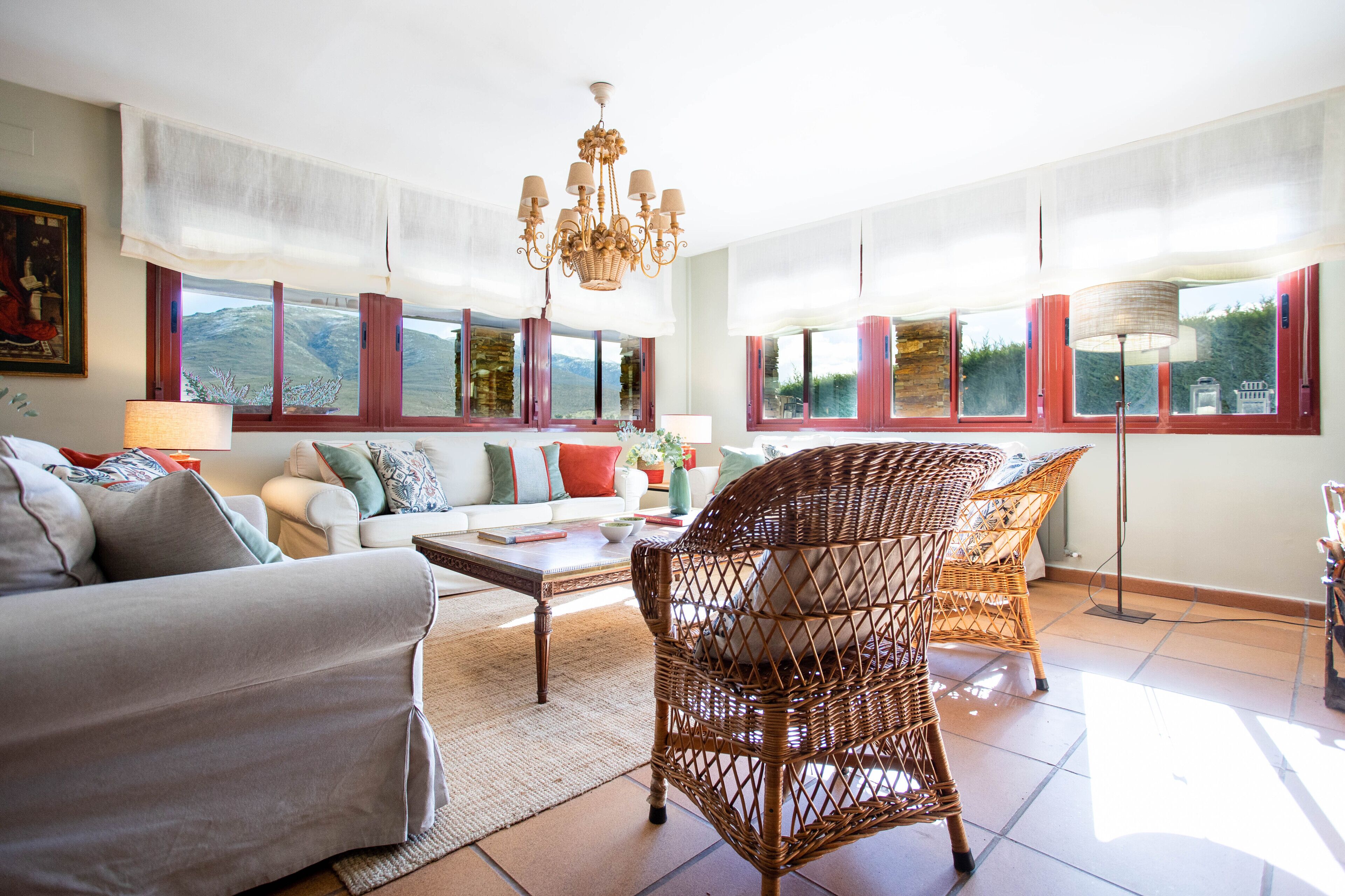 Una televisión, una chimenea, un reproductor de DVD