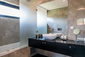 Combined shower/bathtub, hair dryer, bidet, towels - Luxury apartment in prestigious private condominium with pool next golf course (Vilamoura)