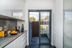 Kühlschrank, Mikrowelle, Ofen, Herdplatte