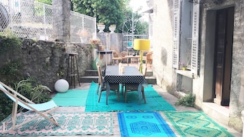 Grande terrasse devant la maison
