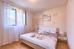 3 bedrooms, iron/ironing board, free WiFi, bed sheets