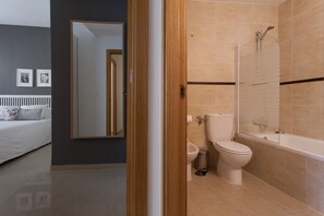 Kombination af bruser/badekar, gratis toiletartikler, hårtørrer, bidet