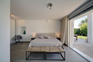 4 bedrooms, iron/ironing board, Internet, bed sheets