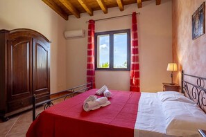 2 soverom, skrivebord, strykejern/-brett og reiseseng for barn