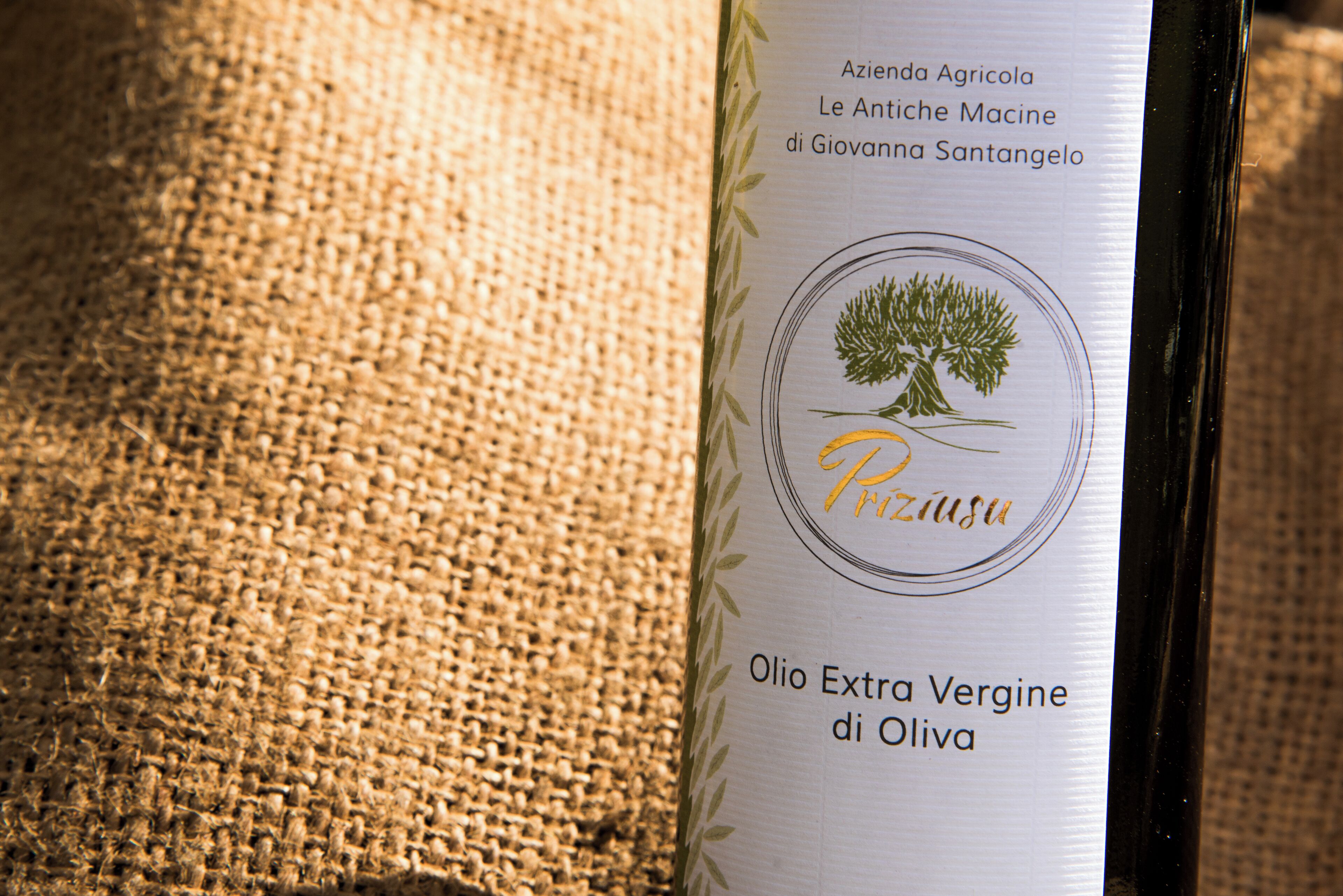 Une étiquette de bouteille de vin avec du texte et une illustration d’arbre.