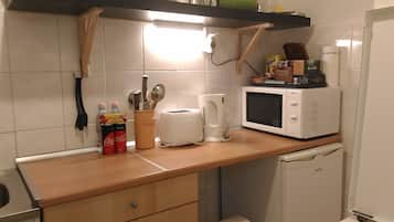 Fridge, oven, stovetop, coffee/tea maker