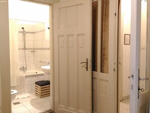 Combined shower/bathtub, towels, shampoo, toilet paper
