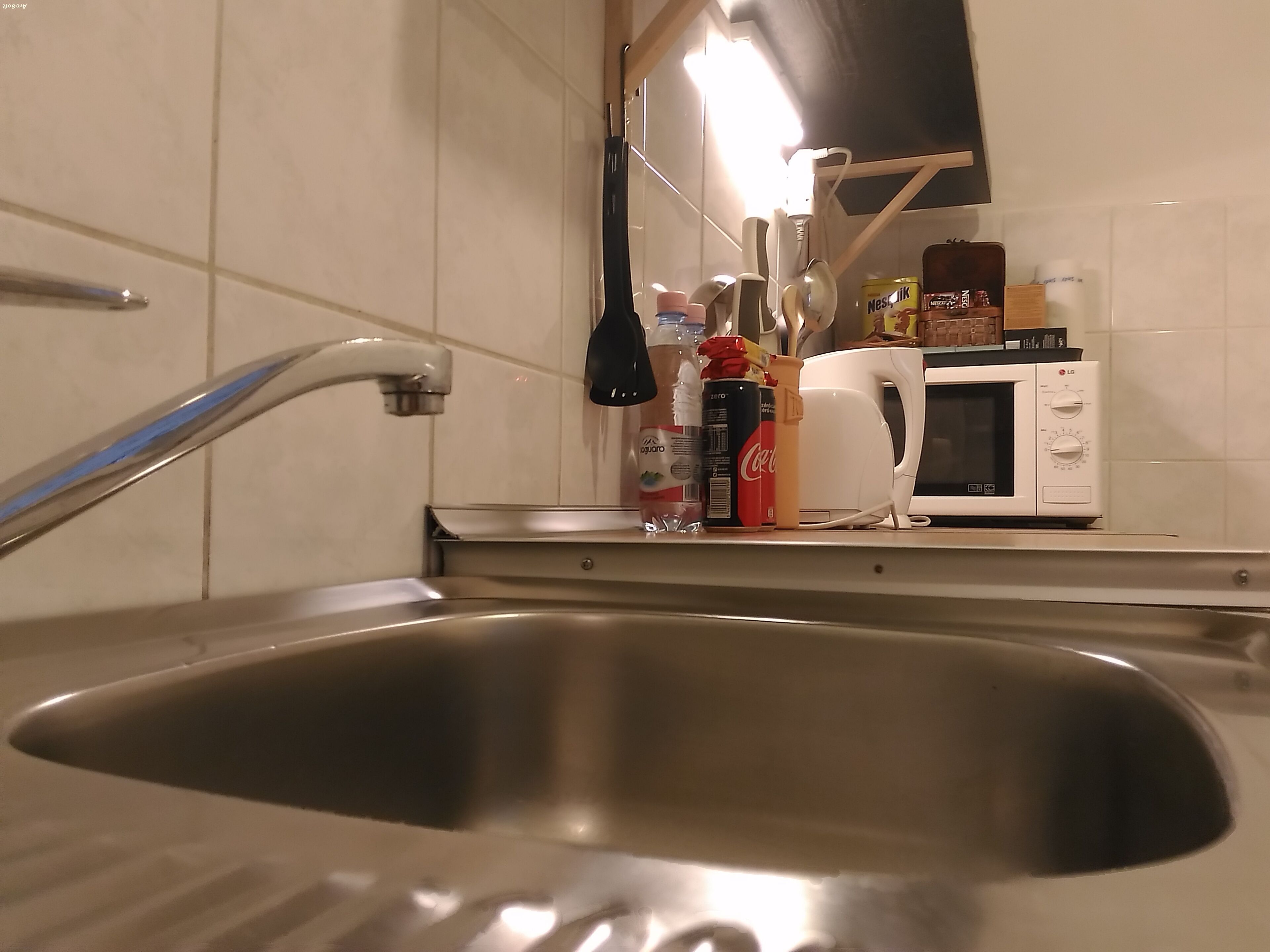 Een koelkast, een oven, een kookplaat, een koffiezetapparaat/waterkoker