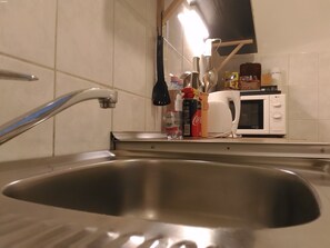 Kjøleskap, ovn, kokeplater og kaffetrakter/tekoker