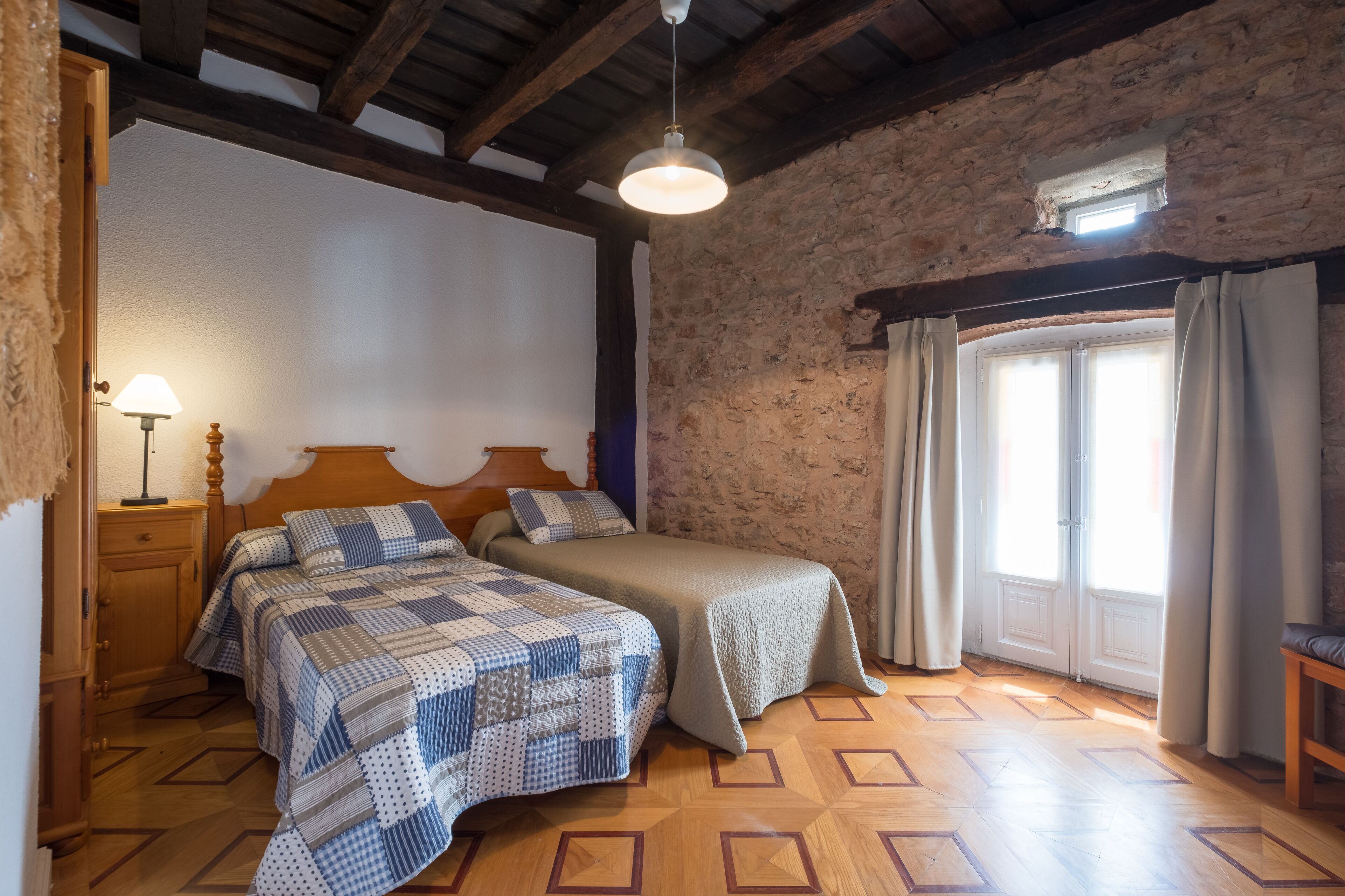 3 slaapkamers, een bureau, een strijkplank/strijkijzer, beddengoed