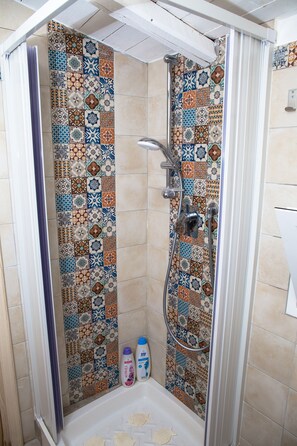 Bruser, hårtørrer, bidet, håndklæder