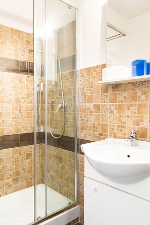 Dusche, Haartrockner, Bidet, Handtücher