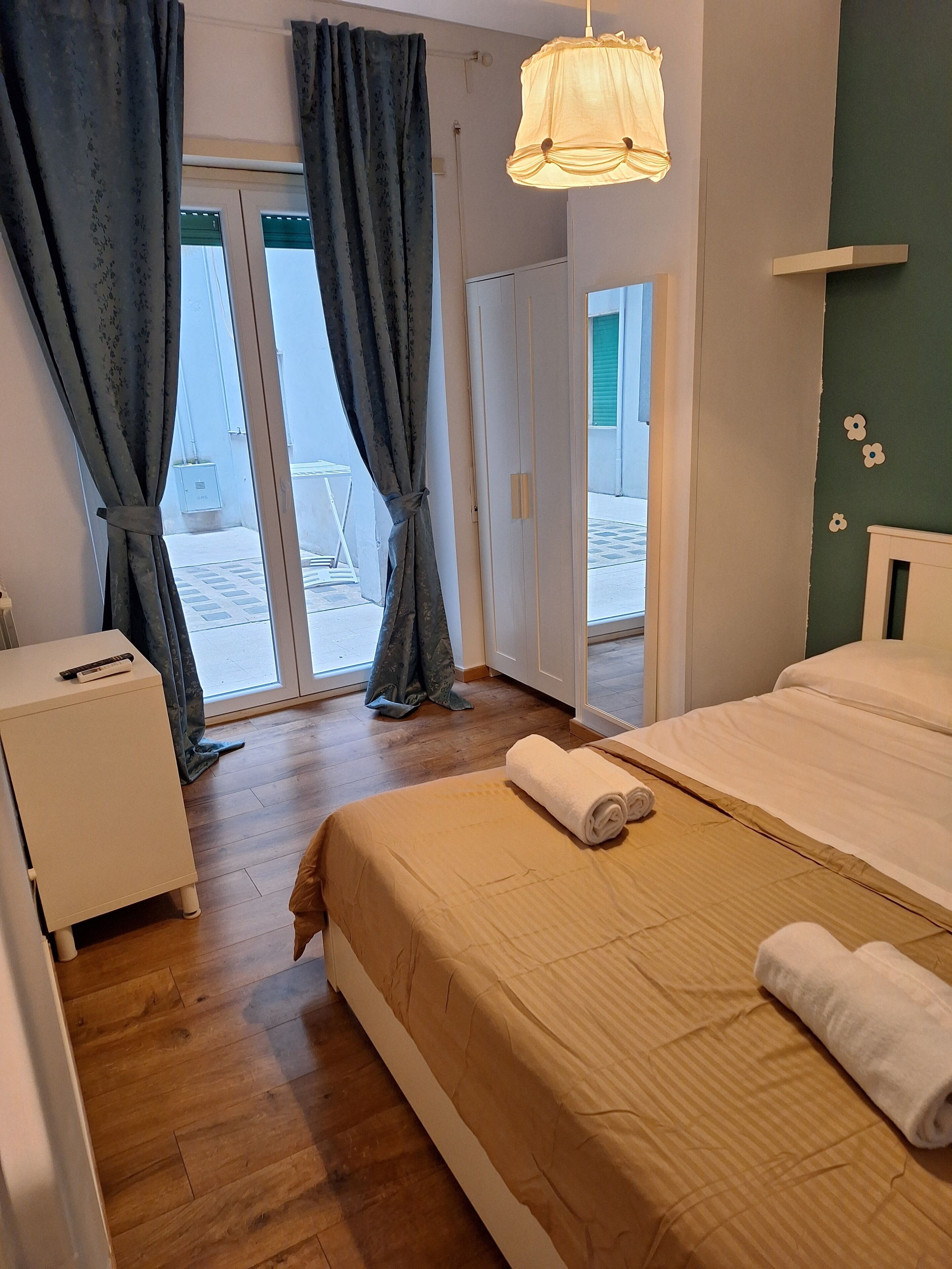 12 habitaciones, tabla de planchar con plancha, wifi y ropa de cama 