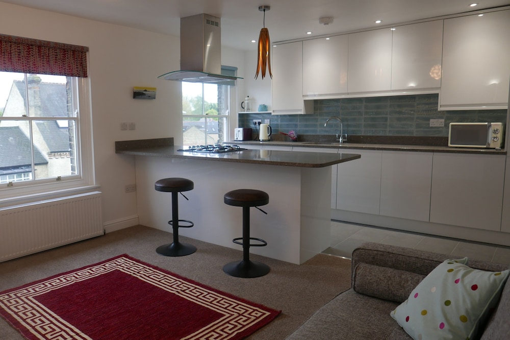 Stylish new apartment 10 mins walk to Historic City Centre (31 nights max stay)