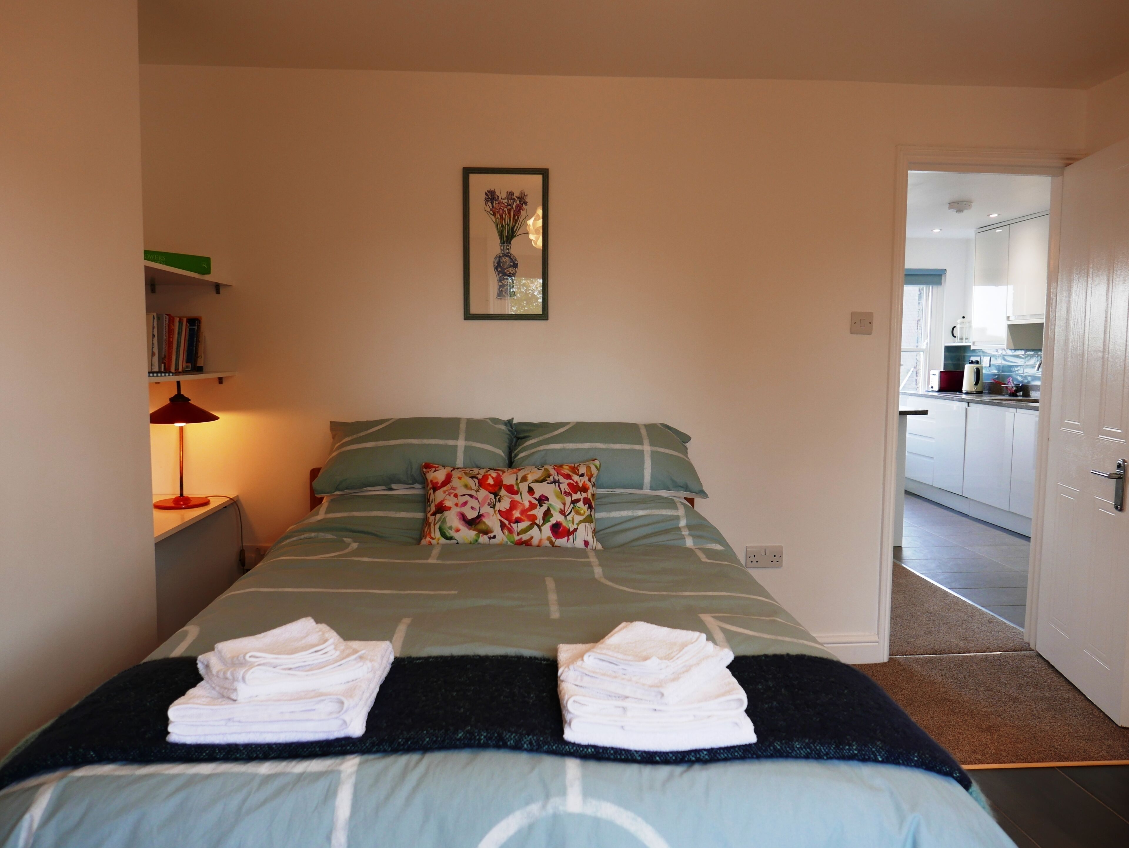 Stylish new apartment 10 mins walk to Historic City Centre (31 nights max stay)