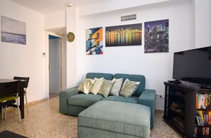TV - Ref: 247 Two bedroom apartment in great location in Los Boliches (Fuengirola)