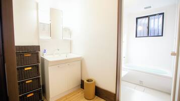 Cottage Basic | Bagno | Vasca e doccia separate, vasca da bagno a immersione totale