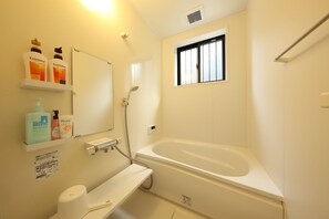 Separate bathtub and shower, deep-soaking bathtub, free toiletries - RiverStone MinakamiCampsite (Minakami)