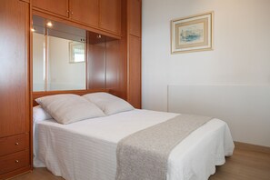 3 slaapkamers, een strijkplank/strijkijzer, gratis wifi, beddengoed