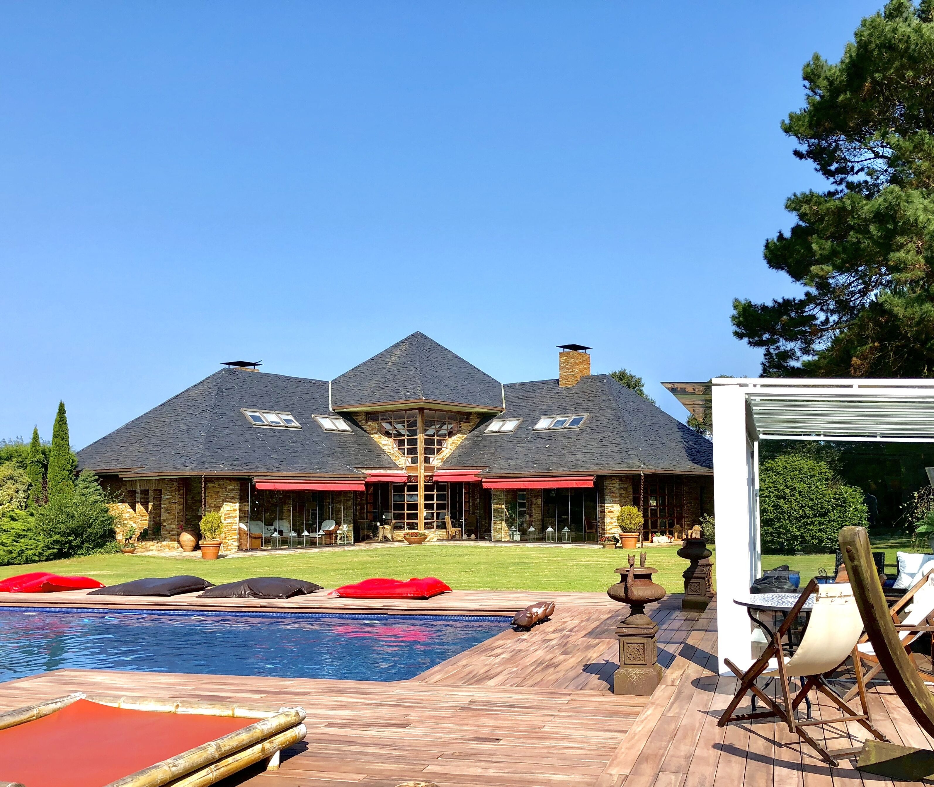 Beach and Mountain House. Garden, Pool and Rest