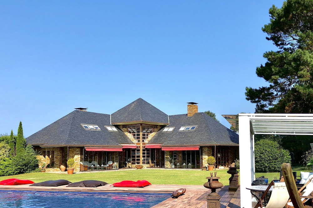Beach and Mountain House. Garden, Pool and Rest