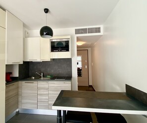 Réfrigérateur, four à micro-ondes, surface de cuisson, lave-vaisselle