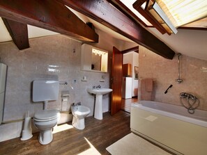 Regadera, secadora de cabello, bidet, toallas 