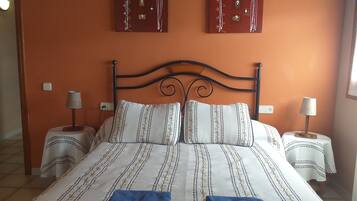 3 slaapkamers, een strijkplank/strijkijzer, internet, beddengoed