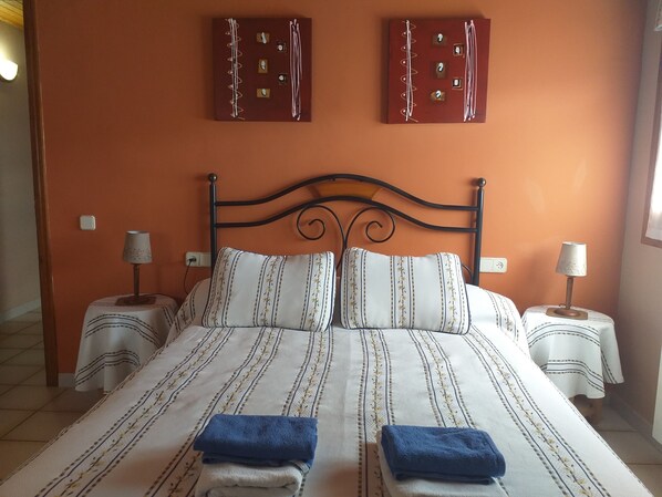 3 makuuhuonetta, silitysrauta/-lauta, internet, vuodevaatteet