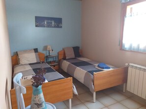3 bedrooms, iron/ironing board, internet, bed sheets