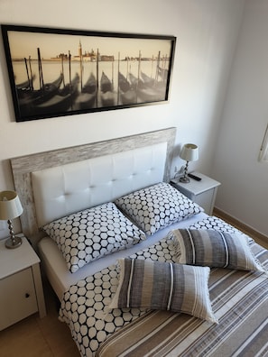 2 bedrooms, in-room safe, iron/ironing board, free WiFi - Casa Girasol, peaceful getaway***** (Los Montesinos)