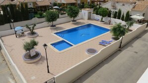 Une piscine sur le toit offrant une vue sur les immeubles d’habitation.