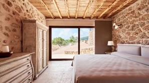 6 bedrooms, in-room safe, iron/ironing board, WiFi