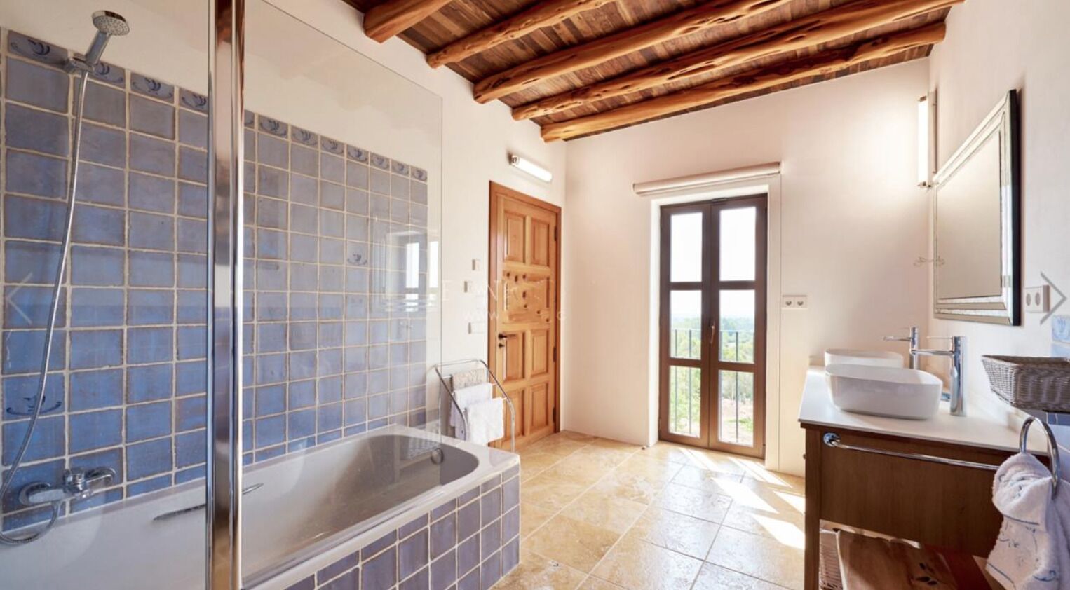 Une salle de bain avec une baignoire, une douche et un lavabo.
