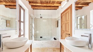 Hair dryer, towels, soap, shampoo - VILLA CAN PRATS, ESSENCE OF IBIZA (Santa Eulalia del Río)