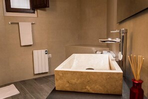 Hair dryer, towels, shampoo, toilet paper