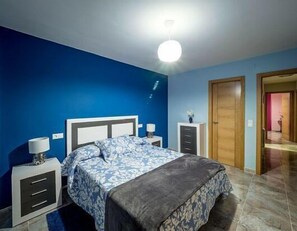 5 habitaciones, tabla de planchar con plancha y ropa de cama 