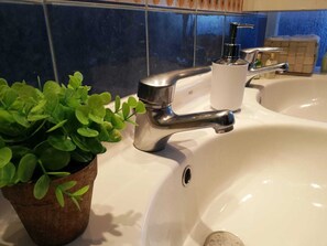 Combined shower/bathtub, hair dryer, bidet, towels - Windmill Ericeira Garden (Ericeira)