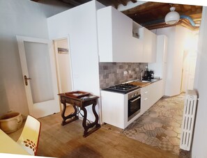 Kjøleskap, ovn, kokeplater og kaffetrakter/tekoker