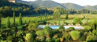 Elegant country barn in Cortona 2bed2bath with shared pool & gorgeous gardens