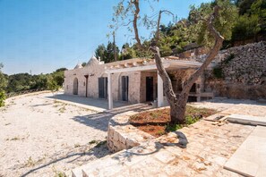 Exterior - Sea View Trulli Retreat with Panoramic Pool (Selva di Fasano)