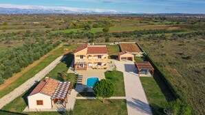 A large house with a swimming pool, multiple rooms, and a garden. - Villa Levatinka ZadarVillas (Prkos)