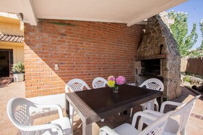 Outdoor dining - Casa Rural El Aligustre in Valdelaguna with swimming pool and table soccer. (Valdelaguna)