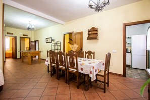 Dining - Casa Rural El Aligustre in Valdelaguna with swimming pool and table soccer. (Valdelaguna)